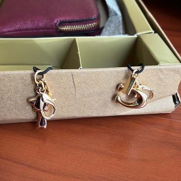 COACH Wristlet Gift Set with Two Zipper Charms NIB - Picture 2 of 5